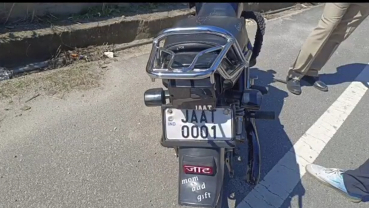 उत्तरकाशी में फर्जी नंबर की मोटरसाइकिल के साथ घूम रहे थे हरियाणा के युवक, देखें वीडियो