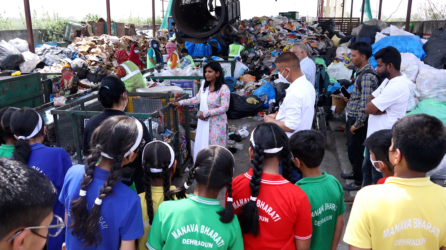 मानव भारती स्कूल के छात्रों ने डोईवाला में जाना, कैसे करते हैं कूड़ा प्रबंधन