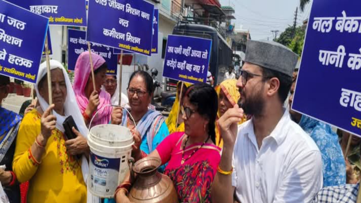 उत्तराखंड स्वाभिमान मोर्चा ने जल निगम दफ्तर में किया प्रदर्शन, 450 करोड़ के घोटाले का आरोप