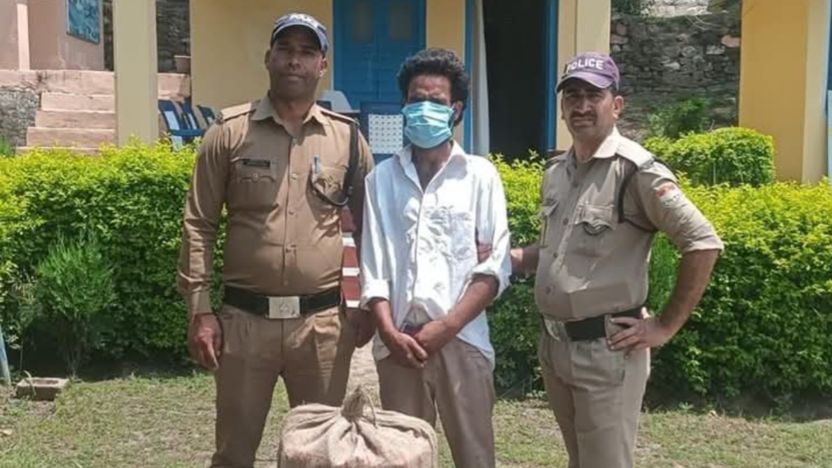 उत्तरकाशी पुलिस ने स्कूल में चोरी के आरोपी को किया गिरफ्तार, चोरी का सामान बरामद