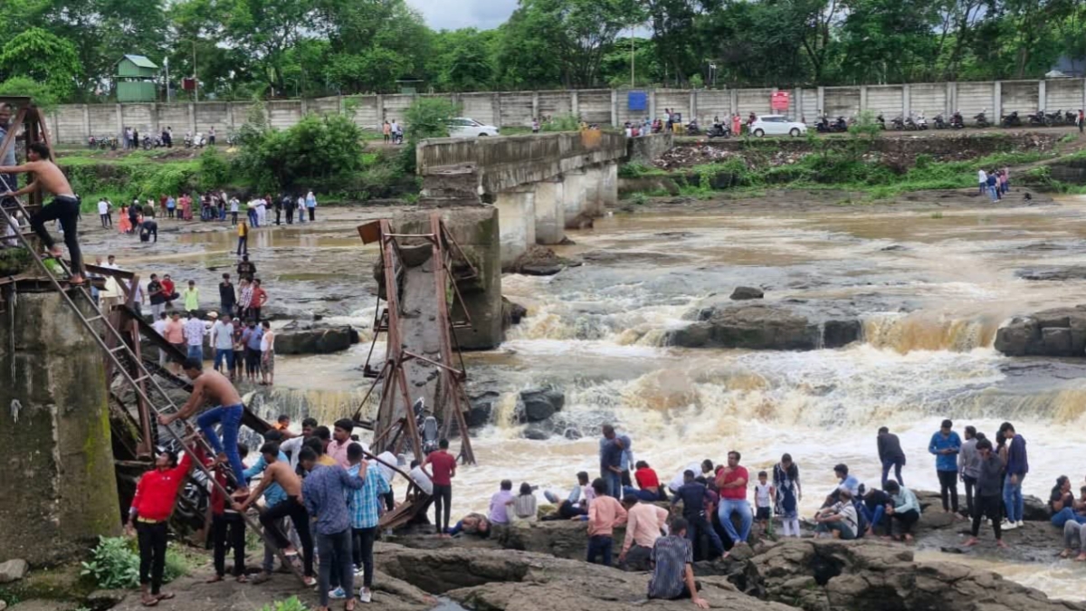 पुणे में इंद्रायणी नदी पर पुल ढहा, 25-30 पर्यटक नदी में गिरे, बचाव कार्य जारी