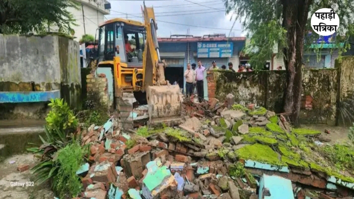 देहरादून: वन भूमि पर बनी अवैध मजार ध्वस्त, जिला प्रशासन की सख्त कार्रवाई